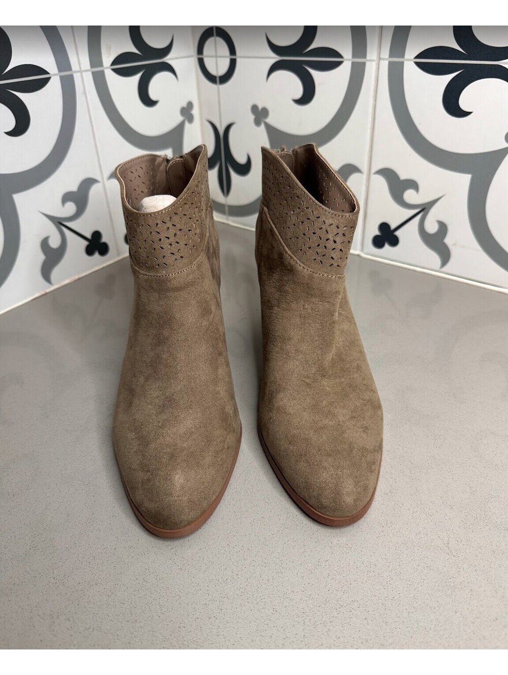 Violet & Red Boots Nude/Gray Size 9